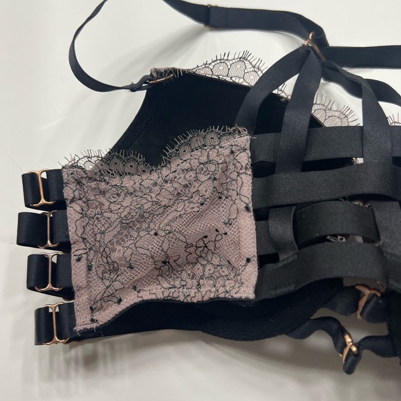 VICTORIAS  SECRET 34B PUSH UP STRAPPY CAGE FRONT CLOSE BRA VERY SEXY BANDED - Picture 3 of 5